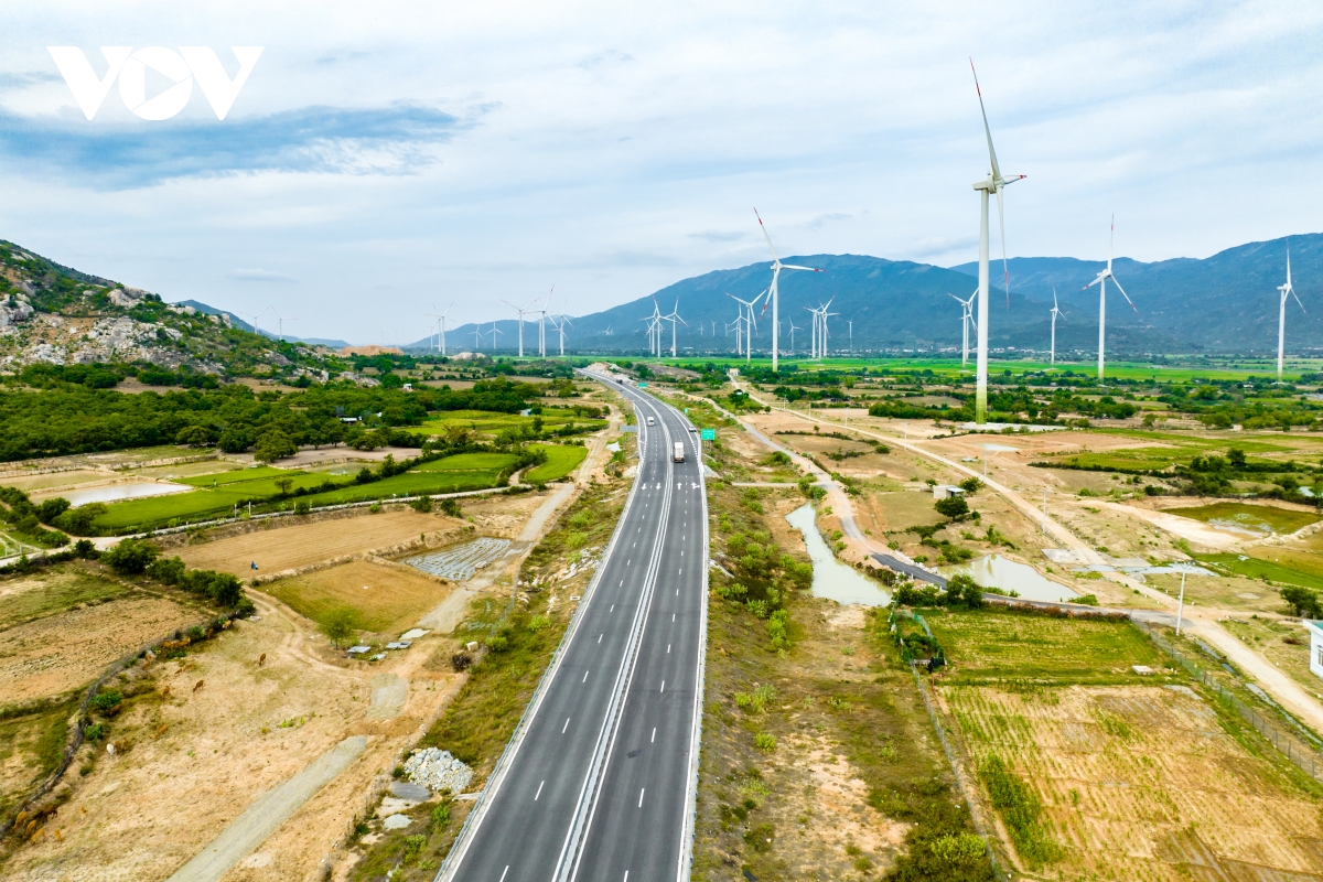 Vì sao nhiều đoạn cao tốc Bắc - Nam qua miền Trung liên tục lỗi hẹn thông xe?